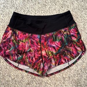 Lululemon EUC
SPEED UP MID-RISE LINED SHORT 4"
Hyper Flow Pink Multi/Black
Sz 4